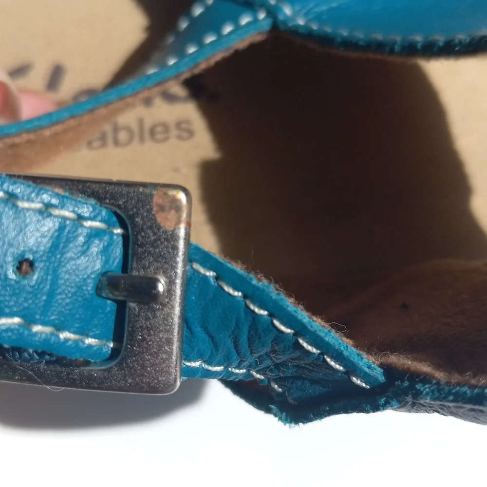 NWOT CLARKS LEATHER STRAPPY SANDALS